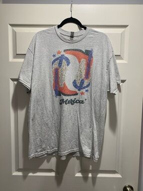 Gildan Light Gray Graphic 'Merica' Short Sleeve Tee with Red & Blue Print